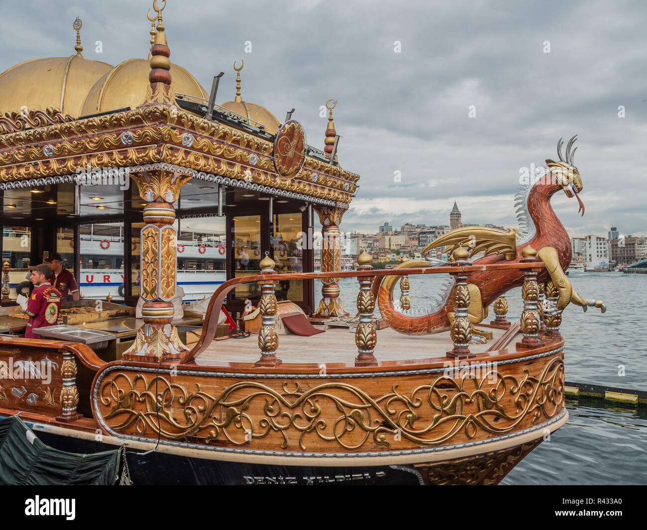 Istanbul, Turquie, le 18 septembre 2013 : un sandwich poisson voile à Eminonu. Banque D'Images