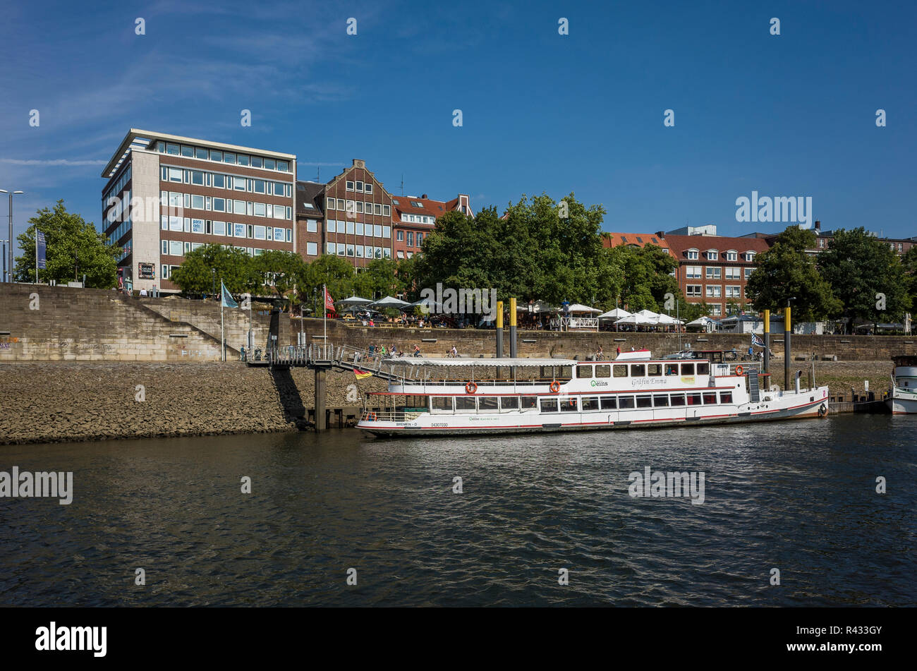 Weser Fluß, Brême. Deutschland. L'Allemagne. Vue d'une visite guidée de la rivière Weser. C'est un après-midi ensoleillé avec un ciel bleu magnifique et très peu de nuages. Banque D'Images