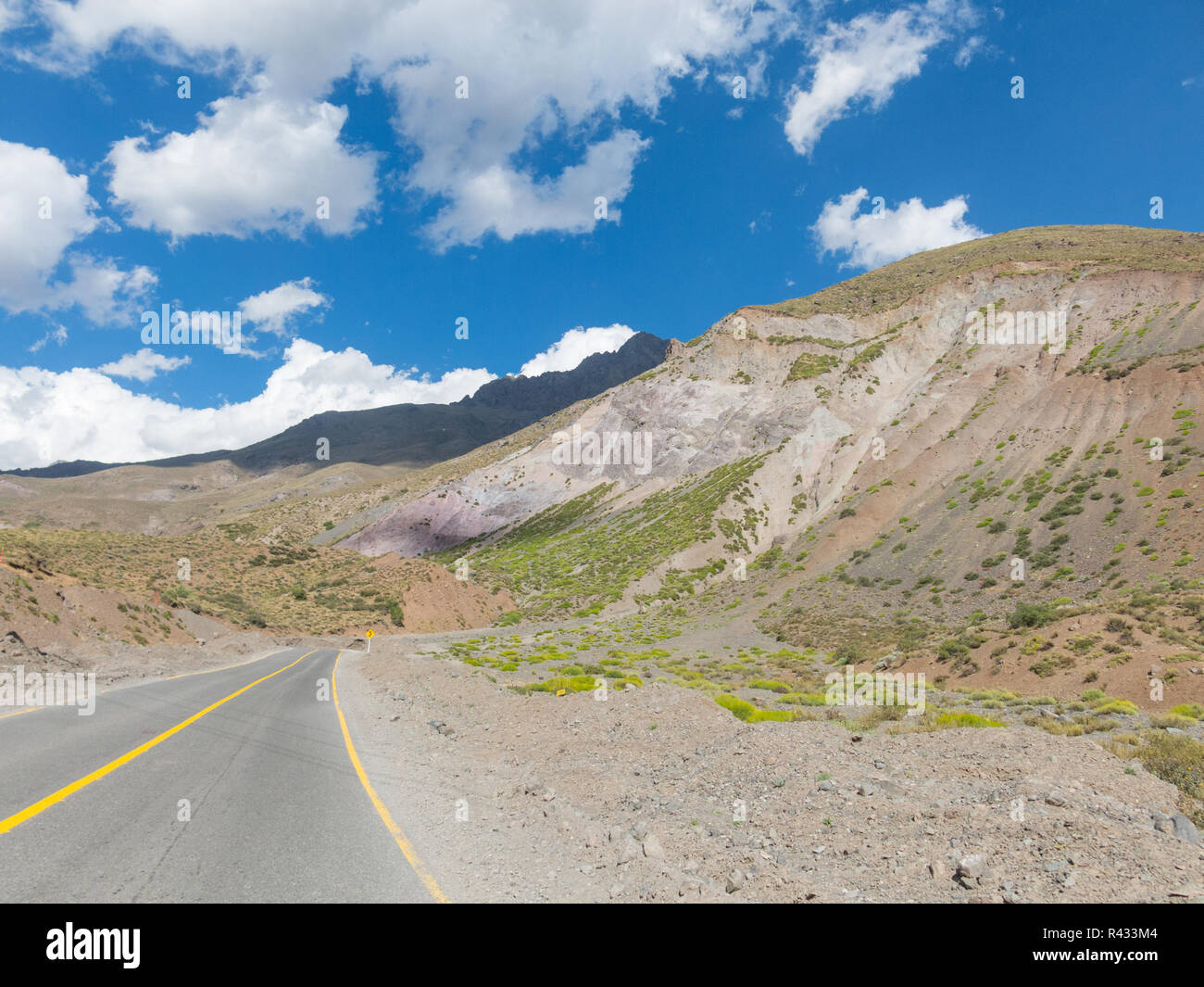 Cajón del Maipo. Maipo Canyon. Route qui traverse le Cajon del Maipo dans la province du Chili, Chili Banque D'Images