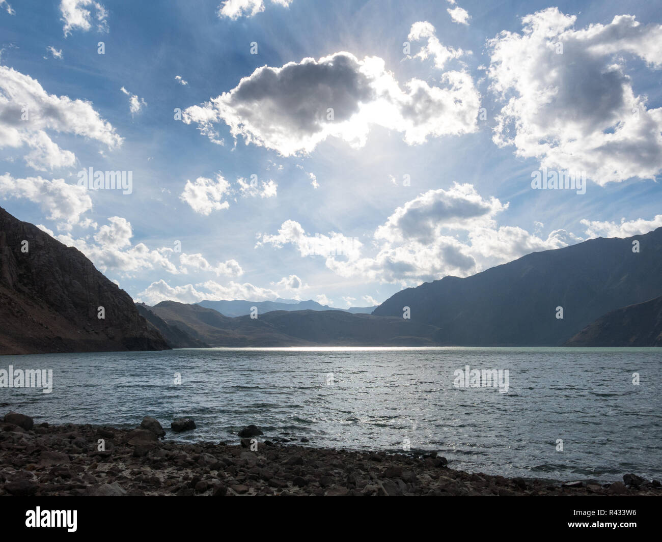 Les pics des montagnes et du paysage. Lac de Yeso. Cajón del Maipo. Santiago du Chili Banque D'Images