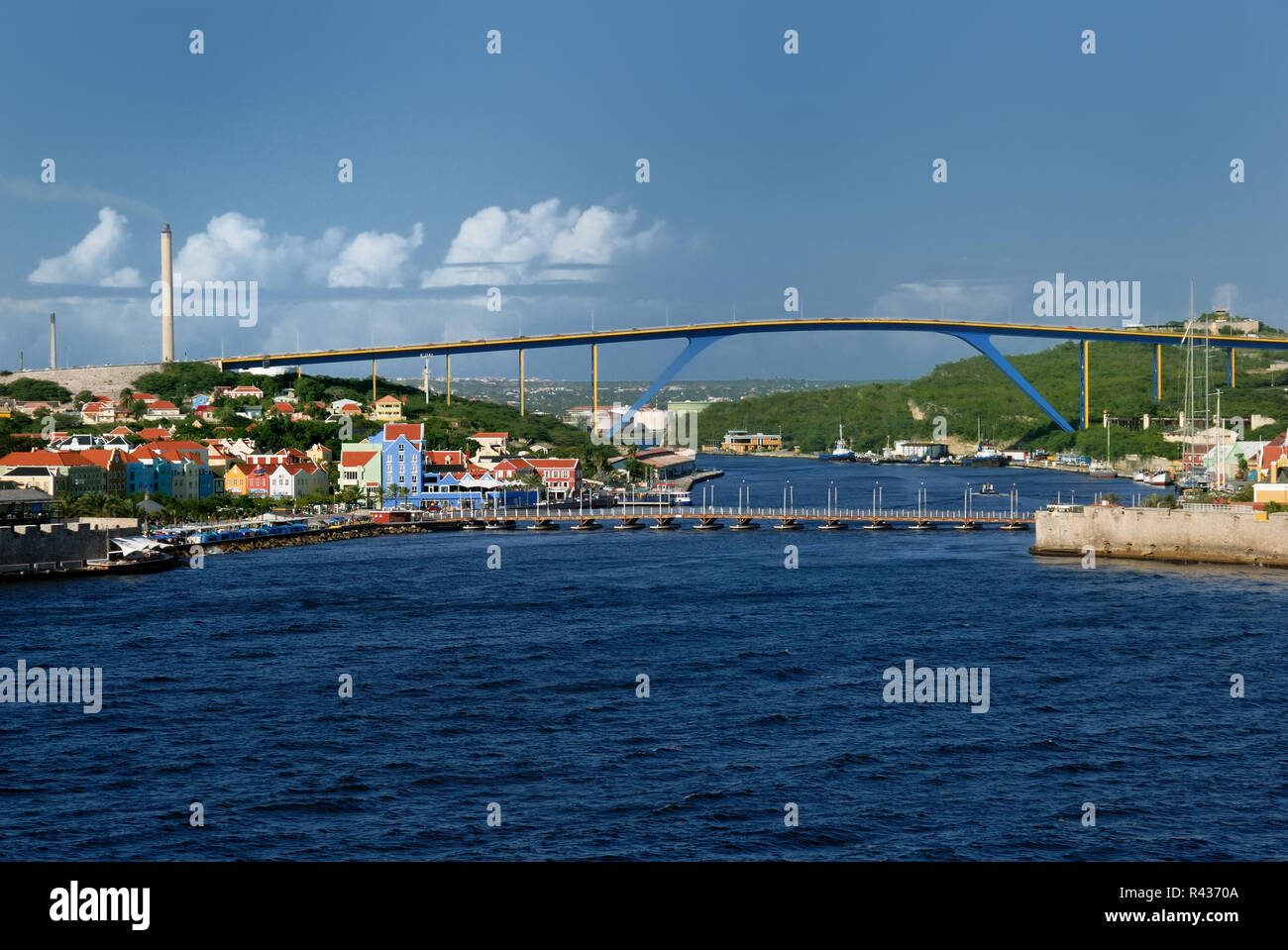 Le Pont de la reine Emma, un ponton, est vu dans l'avant-plan du pont de la Reine Juliana. Curaçao, Antilles néerlandaises. Banque D'Images