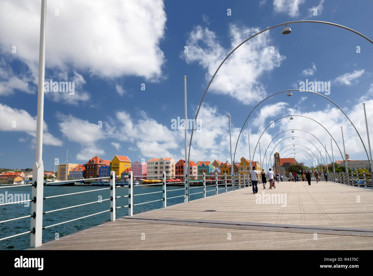 La reine Emma bridge relie l'Punda et Tourist districts de Curaçao. Seize bateaux pontons flottants soutenir le "pont flottant." Aussi connu Banque D'Images