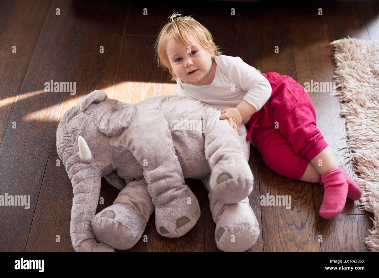 Bebe Couche Avec Poupee Peluche Elephant Photo Stock Alamy Bebe Couche Avec Poupee Peluche Elephant Photo Stock Alamy