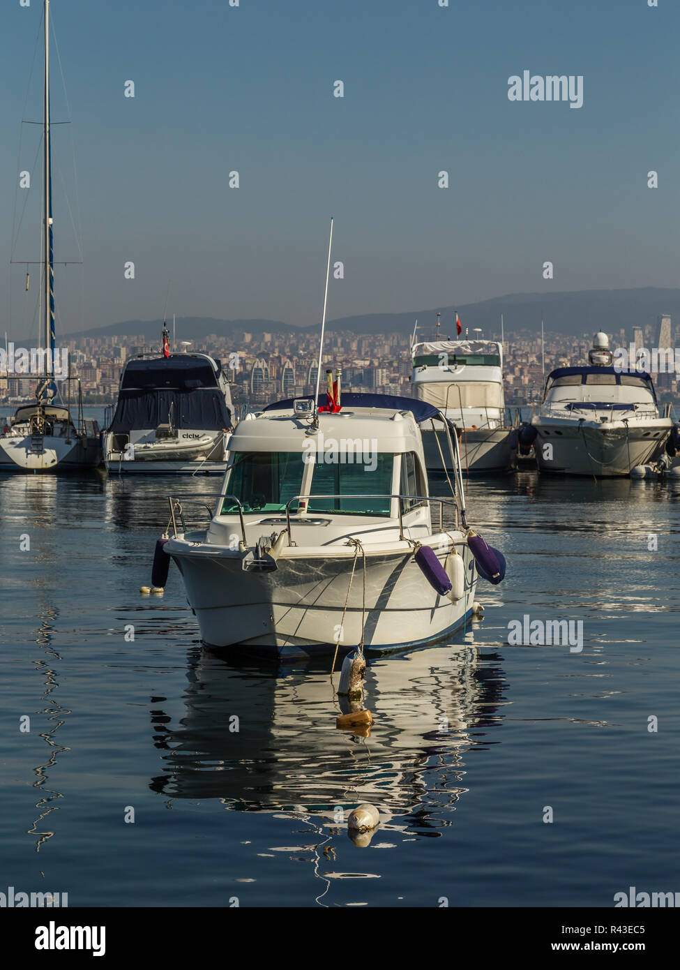 Istanbul, Turquie, le 22 octobre 2013 : Bateau à moteur avec reflets dans le port de Frederikshavn, l'une des îles des Princes. Banque D'Images