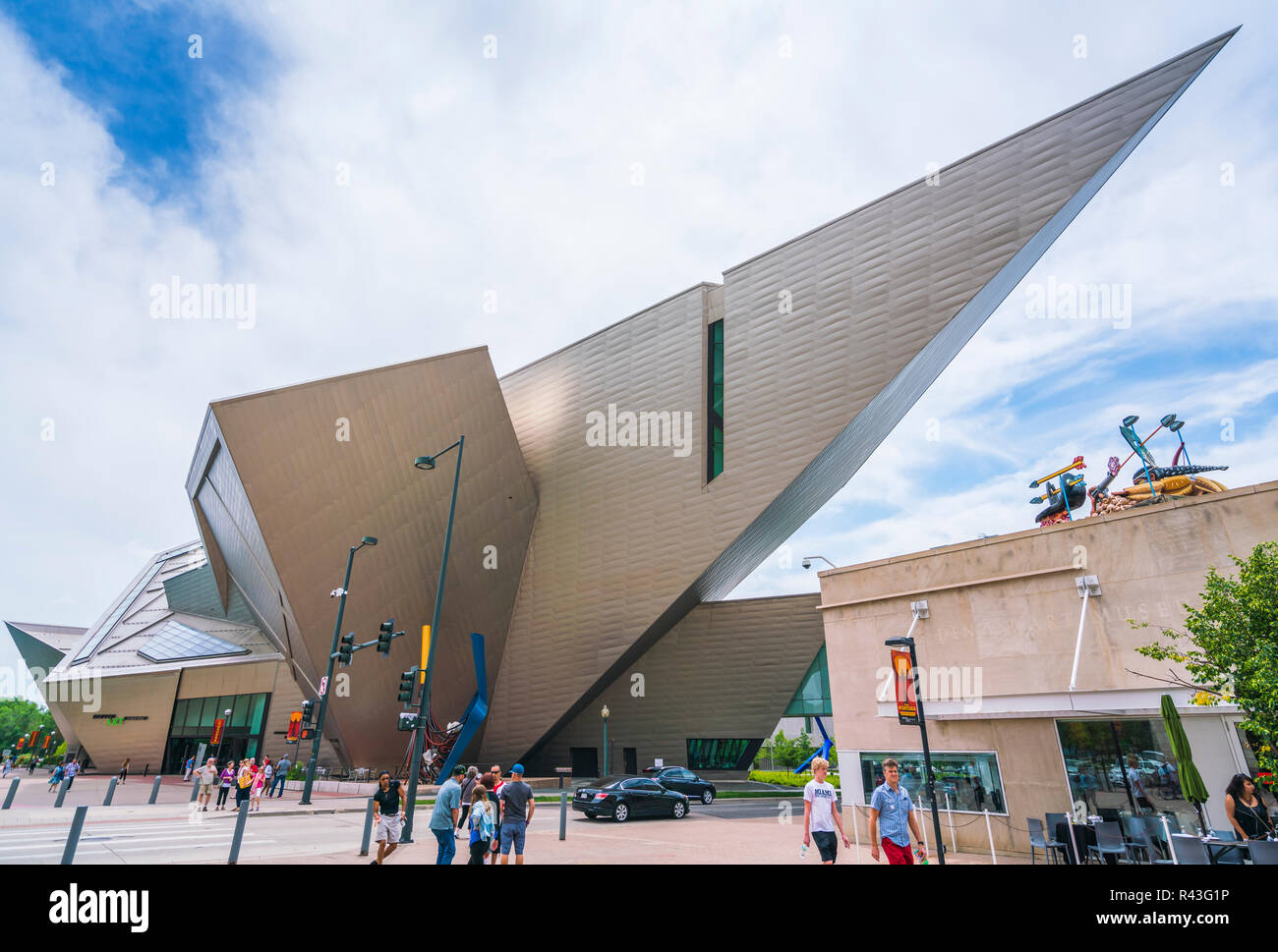 Denver, Colorado, USA. 06/11/17 : Denver Art Museum aux beaux jours. Banque D'Images