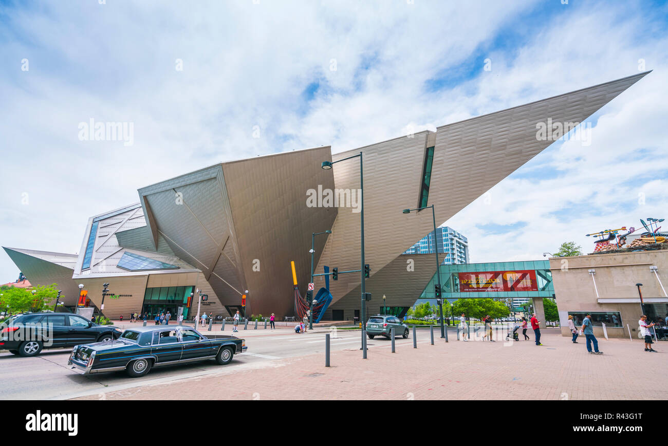 Denver, Colorado, USA. 06/11/17 : Denver Art Museum aux beaux jours. Banque D'Images