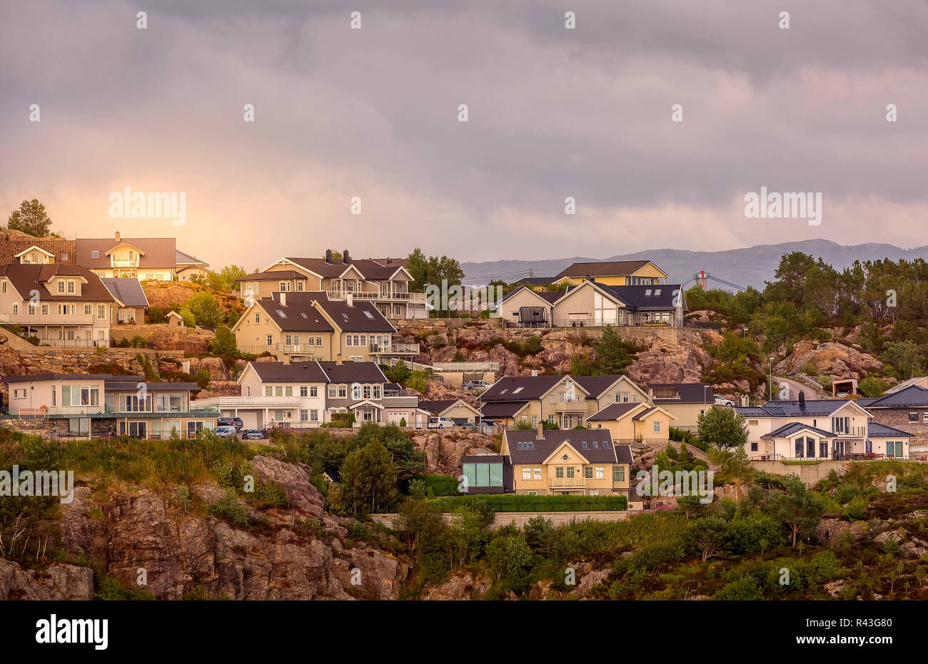 Paysage norvégien avec village, montagnes et maisons colorées Banque D'Images