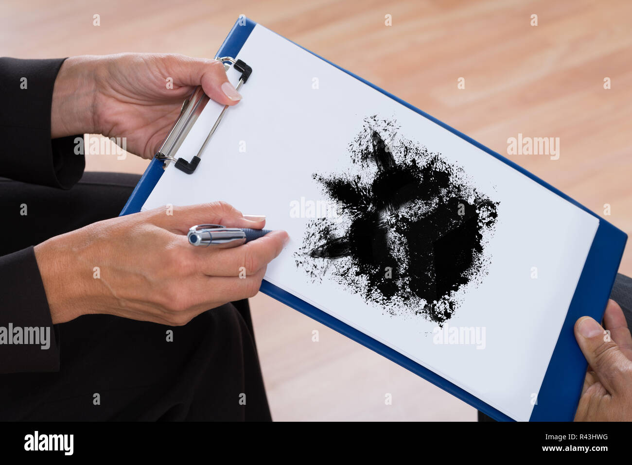 Rorschach Inkblot psychologue montrant au patient Banque D'Images