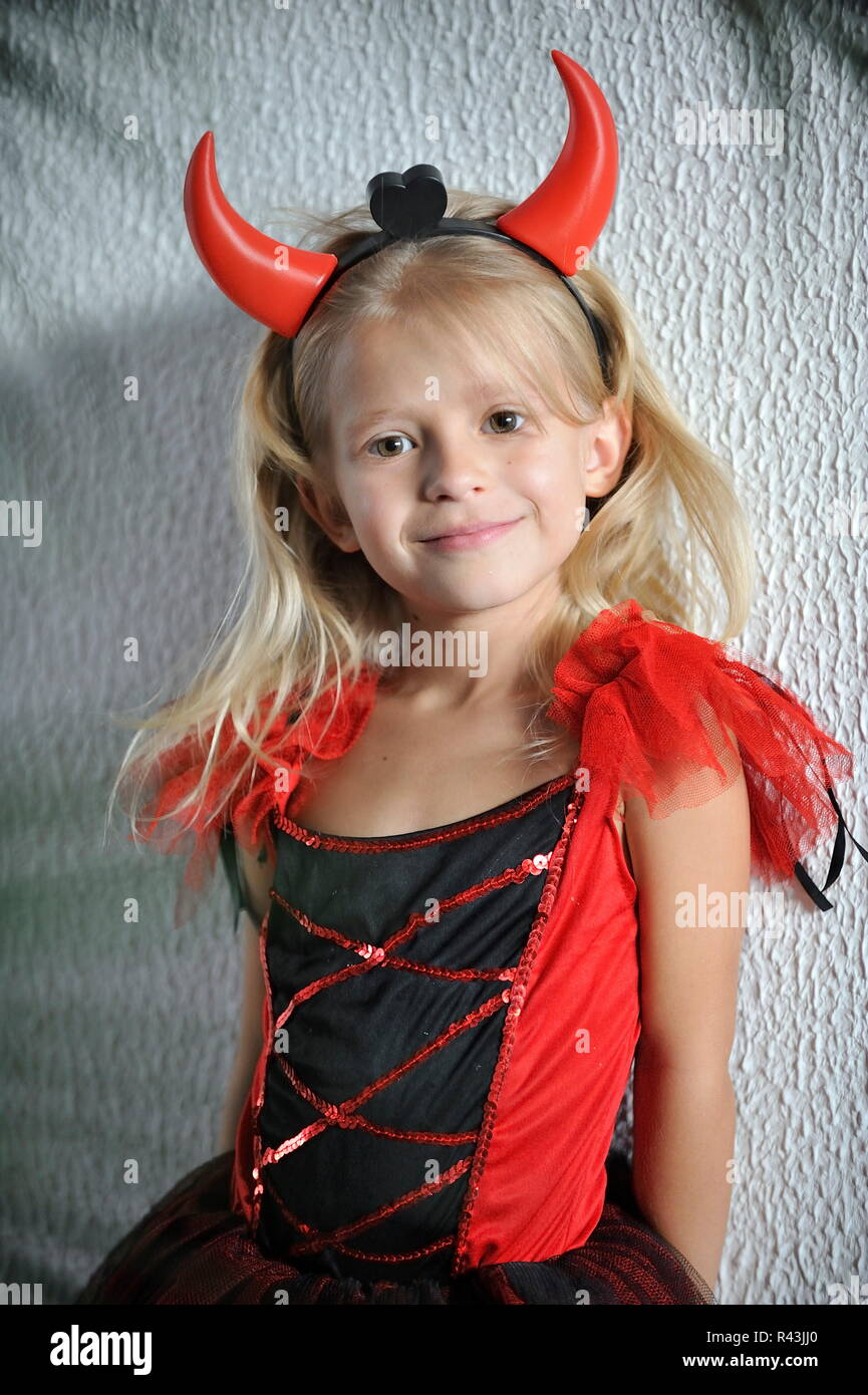 Petite fille en costume d'Halloween. Banque D'Images