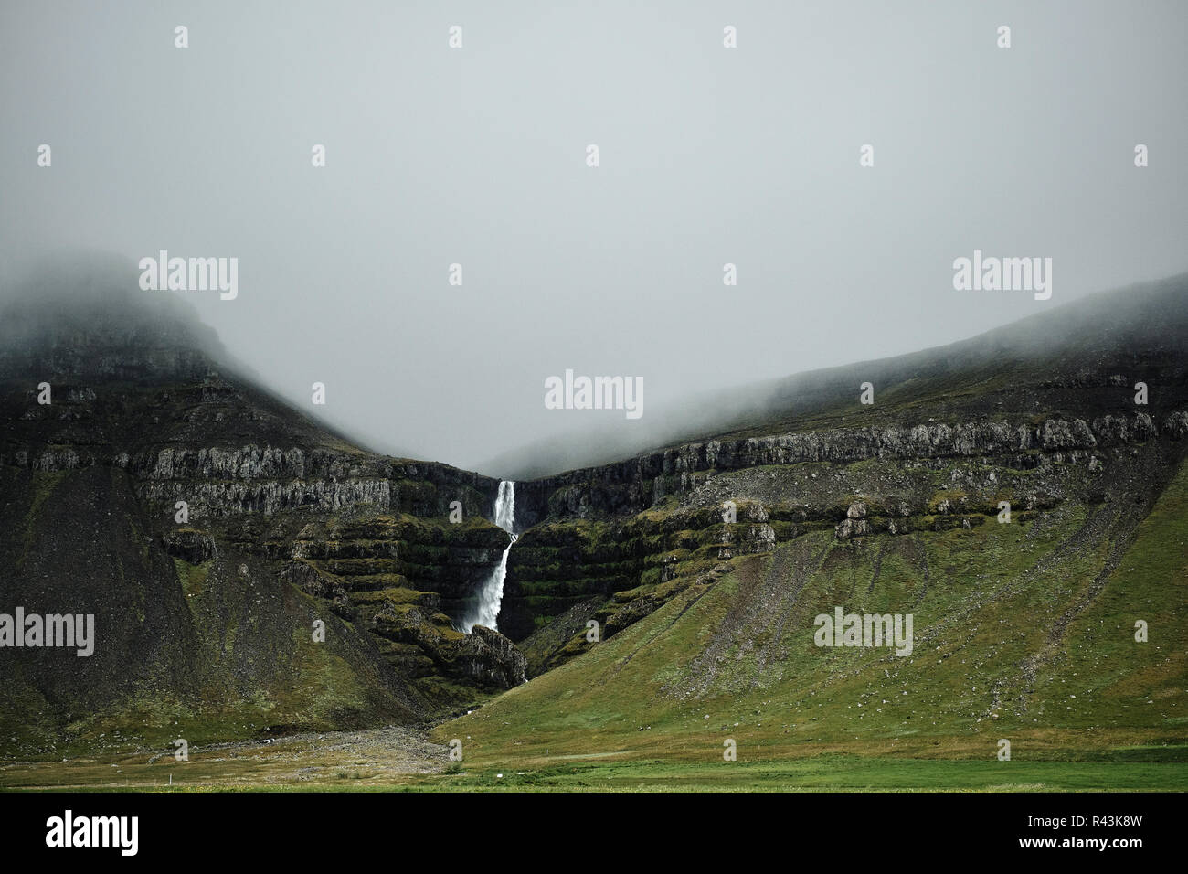 Un paysage d'Islande peu nuageux avec des montagnes et une chute d'eau - le minimalisme de l'Islande Banque D'Images
