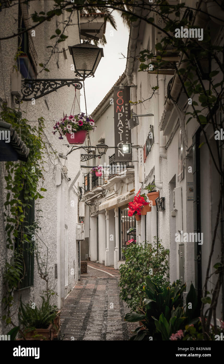Une jolie ruelle de la vieille ville de Marbella, Marbella, Espagne. Banque D'Images