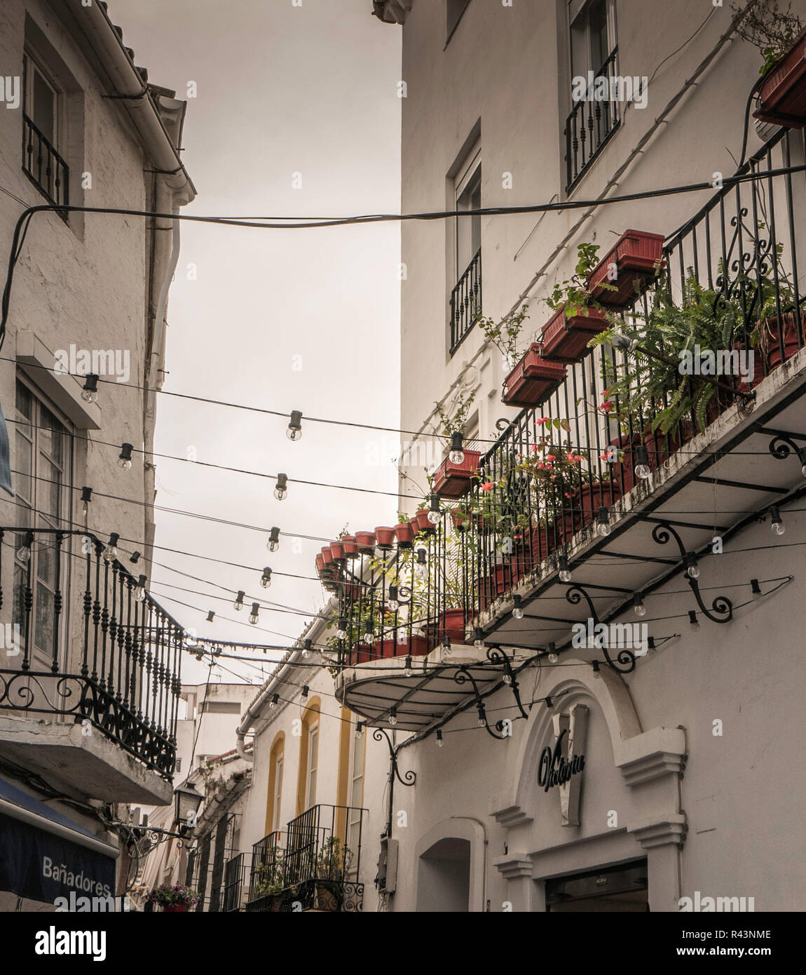 Ruelle bordée d'appartements pittoresque vieille ville de Marbella, Marbella, Espagne. Banque D'Images