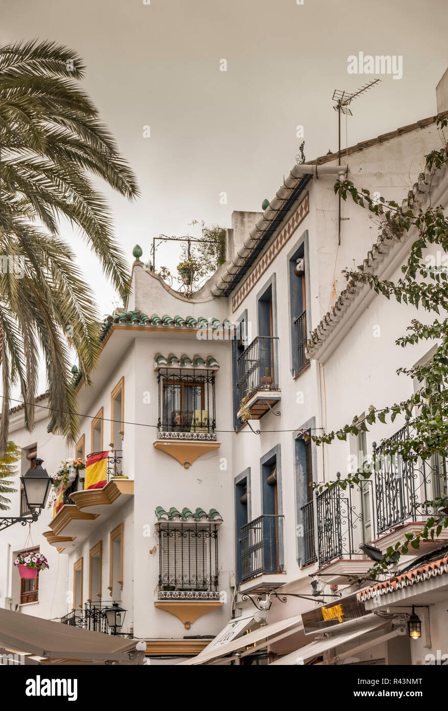 Appartements de style andalou dans carré orange, Marbella, Espagne. Banque D'Images