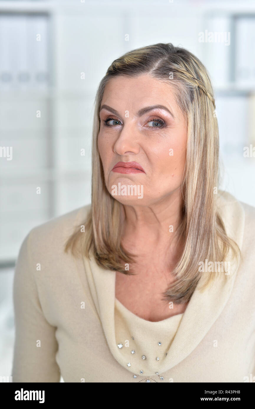 Portrait de angry young woman looking at camera Banque D'Images