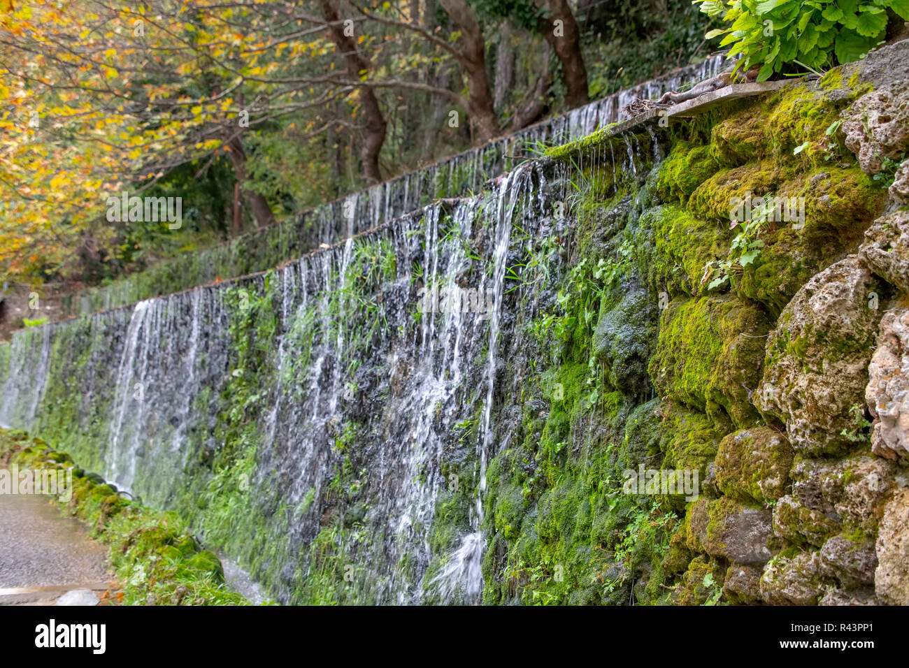 Vue de la cascade artificielle d'un ruisseau de montagne qui coule sur les pierres couvertes de mousse. Grèce Banque D'Images