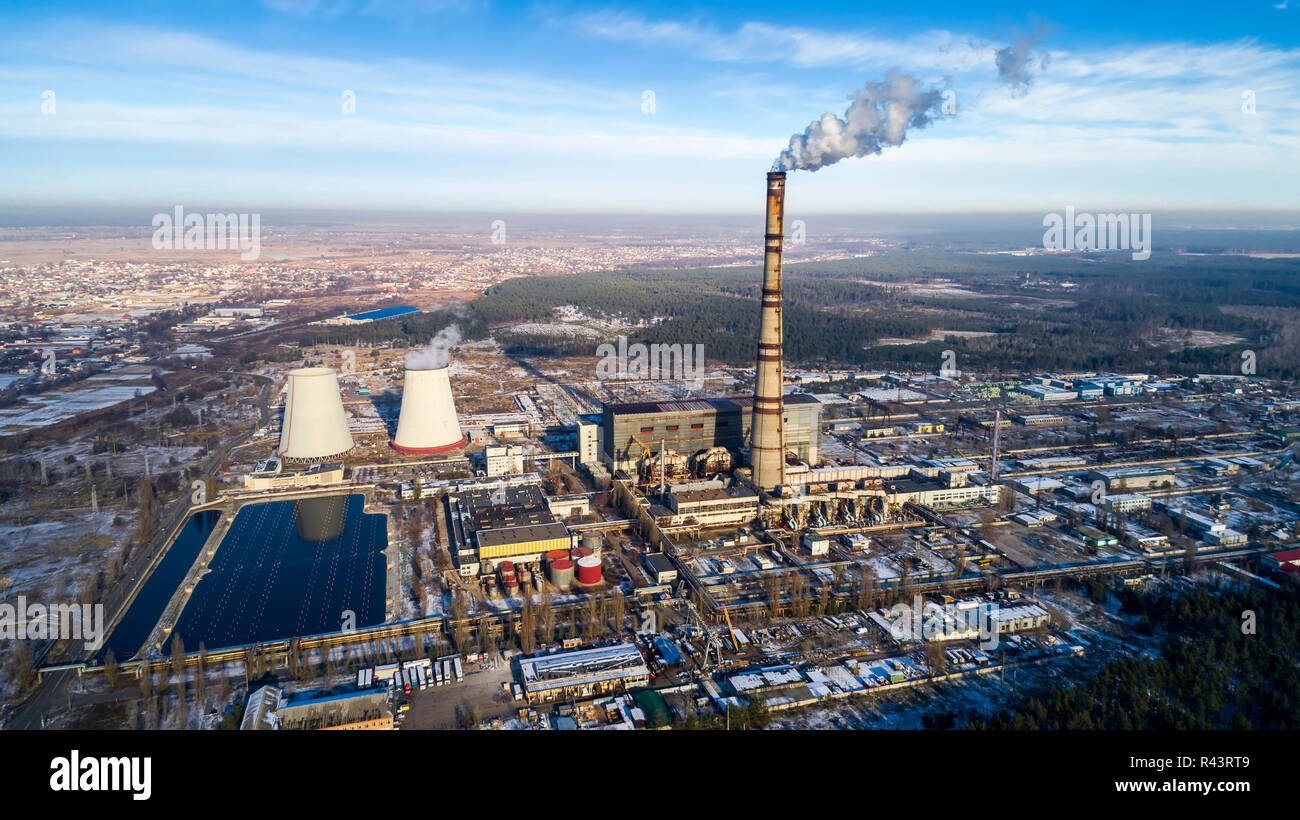 L'usine d'incinération des ordures. Usine d'incinération des déchets avec cheminée fumeurs. Le problème de la pollution de l'environnement par les usines. Banque D'Images