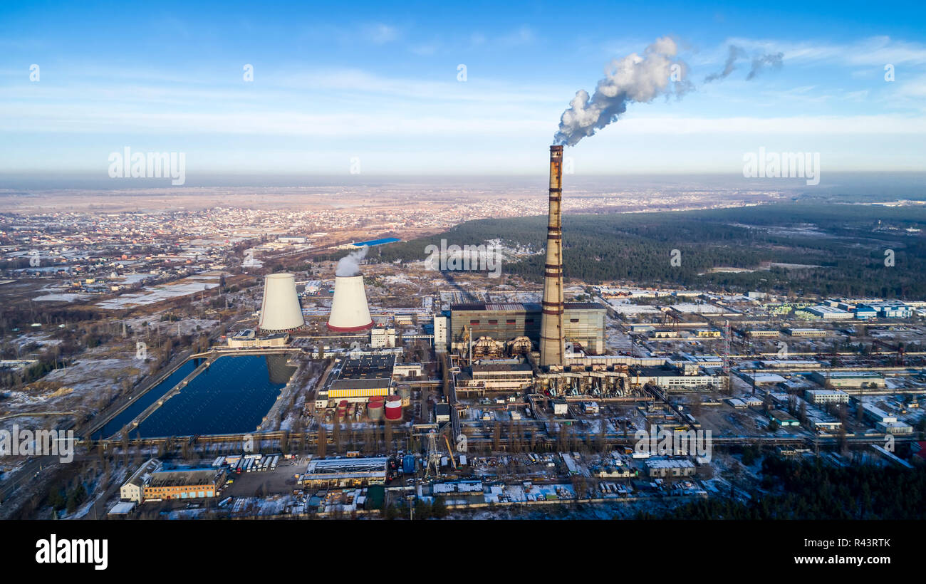 L'usine d'incinération des ordures. Usine d'incinération des déchets avec cheminée fumeurs. Le problème de la pollution de l'environnement par les usines. Banque D'Images