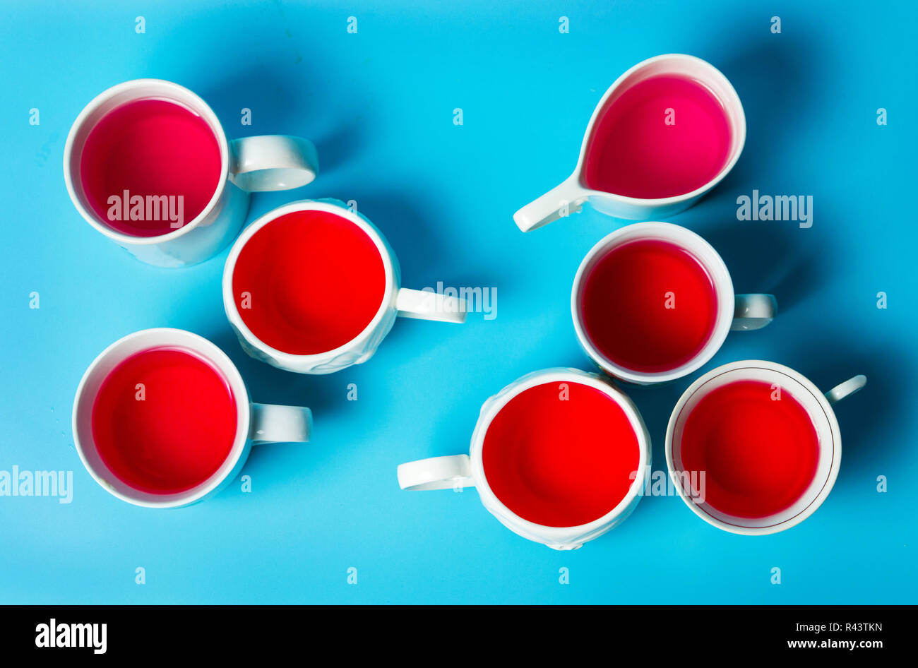 Tisane rouge dans cups sur fond bleu Vue de dessus Banque D'Images