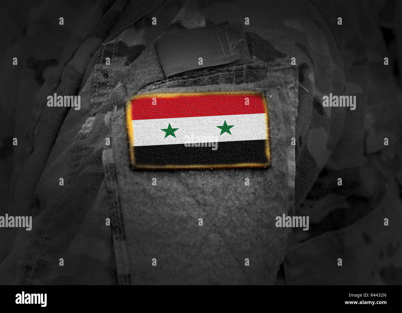 Drapeau syrien sur les soldats du bras (collage). Banque D'Images
