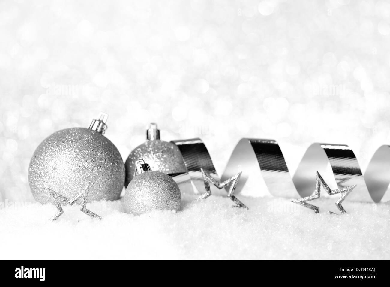 Carte de Noël avec boules décoratives sur la neige Banque D'Images