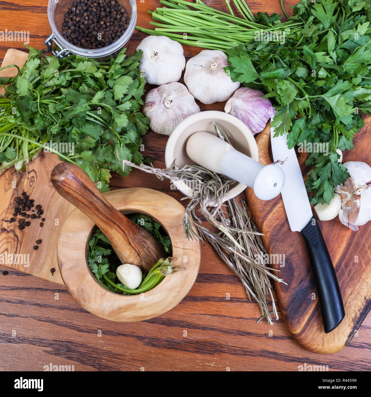 Vue de dessus de mortiers et épicé d'ingrédients sur le tableau Banque D'Images