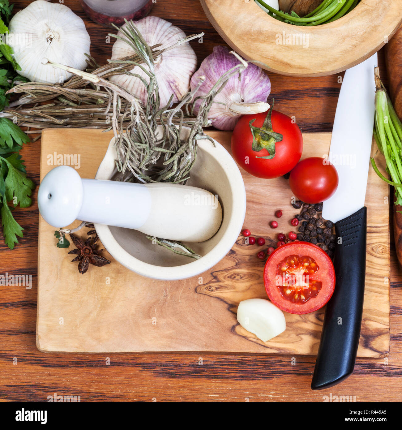 Voir ci-dessus de Mortier en céramique et d'herbes épicées Banque D'Images