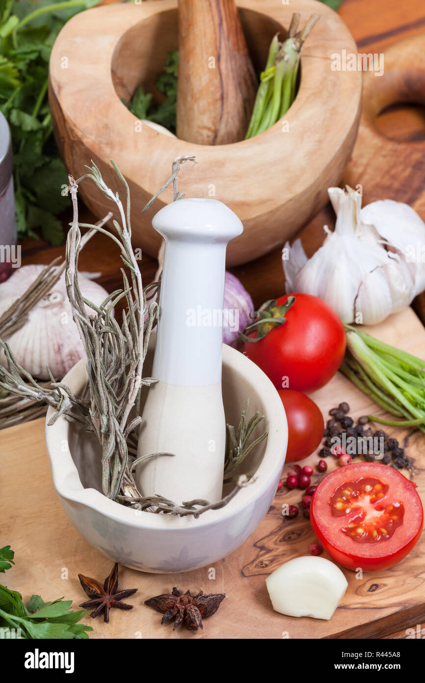 Vue de dessus du pilon dans le mortier d'herbes et épices Banque D'Images