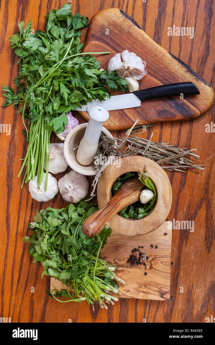 Vue de dessus de mortiers et des herbes fraîches sur la table en bois Banque D'Images