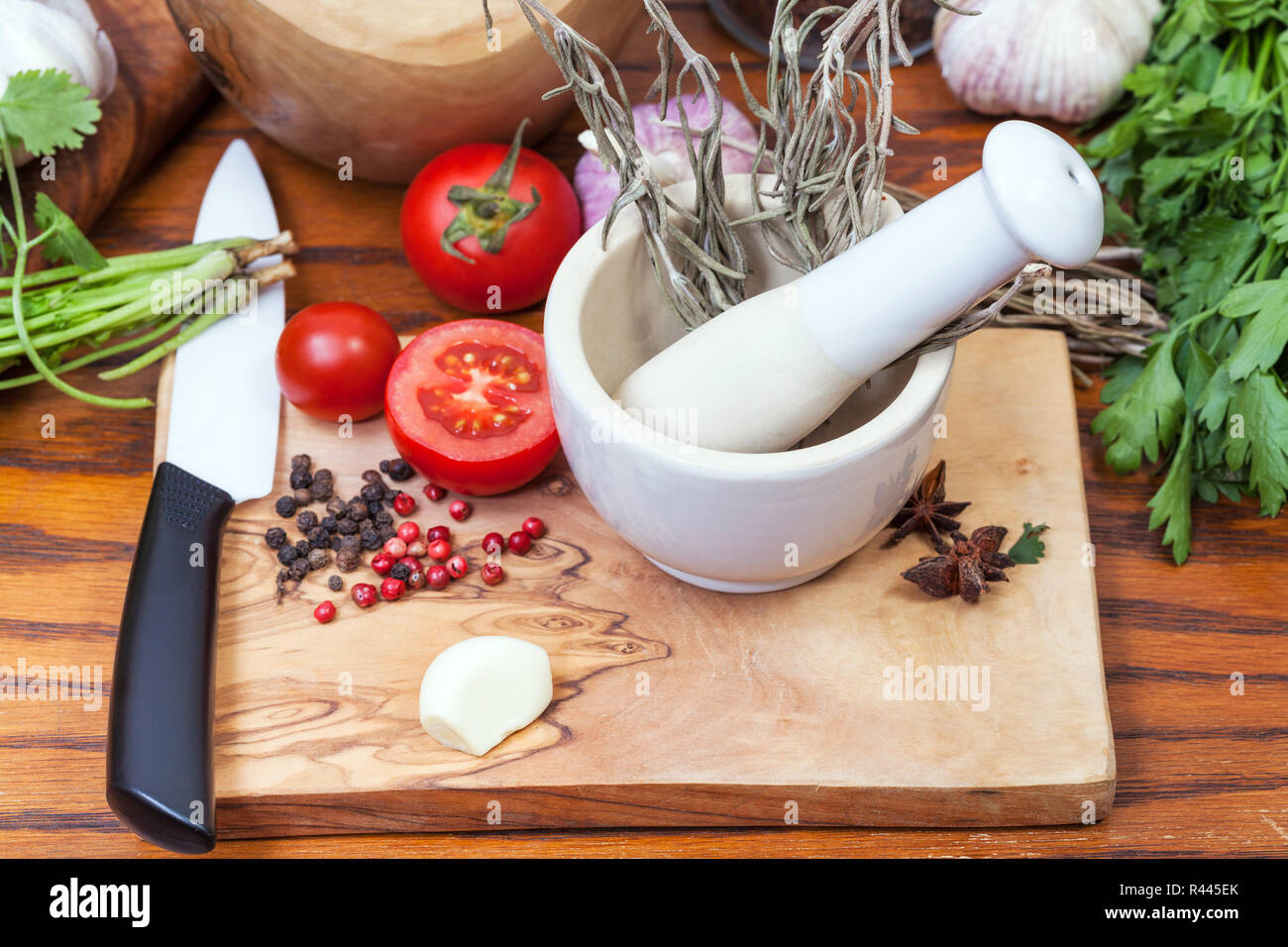 Mortier en céramique et épicée ingrédients sur le tableau Banque D'Images