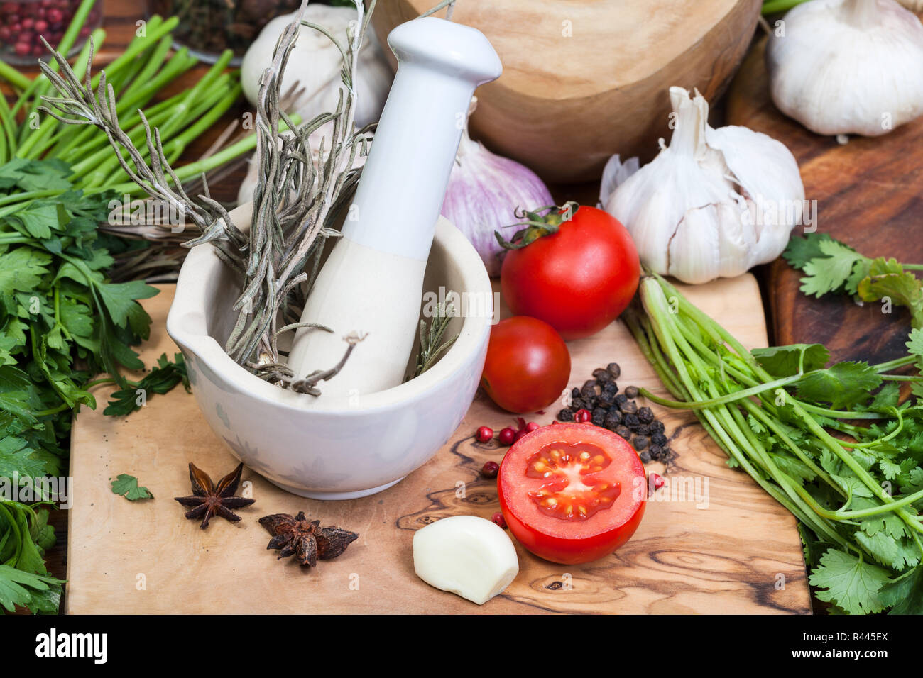 Mortier à main en céramique verts sur table Banque D'Images