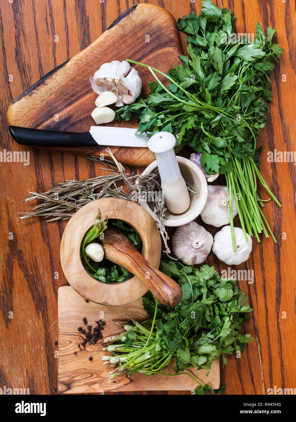 Vue de dessus de mortiers et spicy greens sur table en bois Banque D'Images