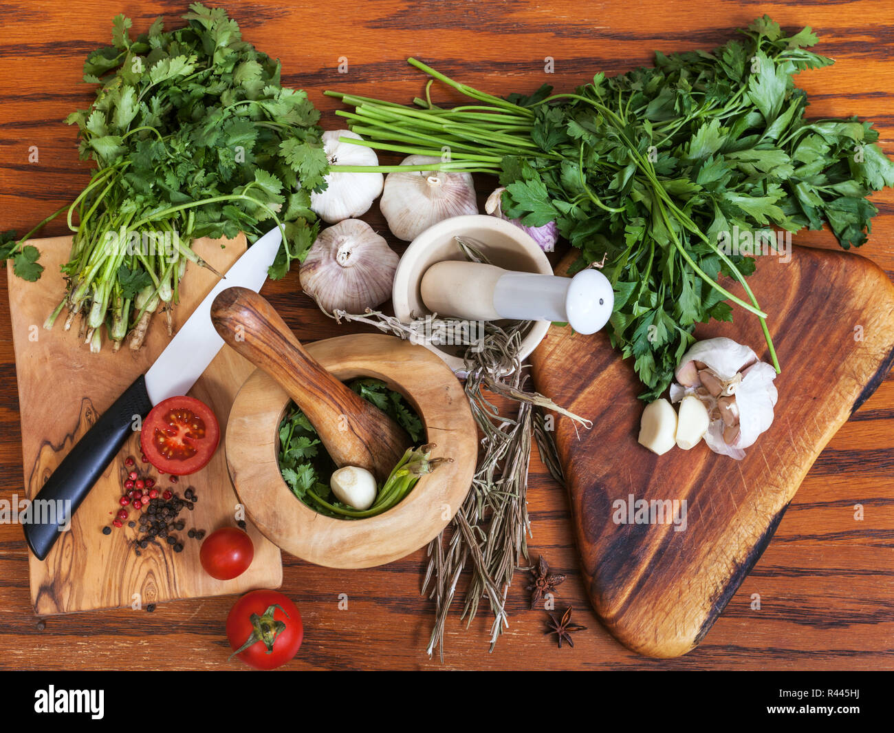 Voir ci-dessus des mortiers et épicée ingrédients sur le tableau Banque D'Images