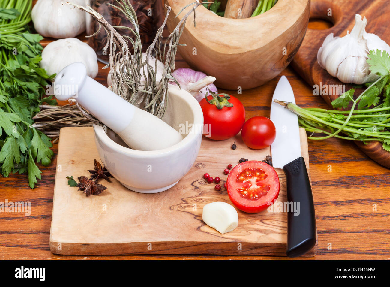 Mortier en céramique et d'herbes épicées sur table Banque D'Images
