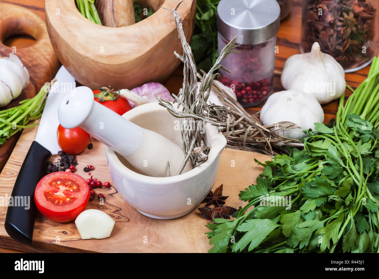 Pilon Mortier en céramique en herbes et épices sur table Banque D'Images