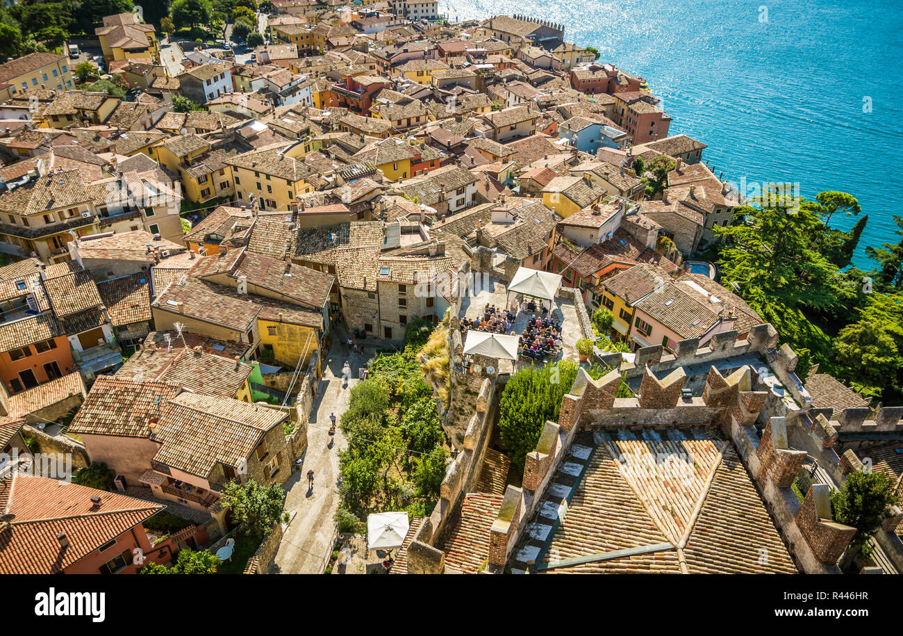 Vue sur le lac de garde sur les toits de Malcesine, sur le lac de Garde, Italie. Région Vénétie en Italie. Vue aérienne, vue du dessus Banque D'Images