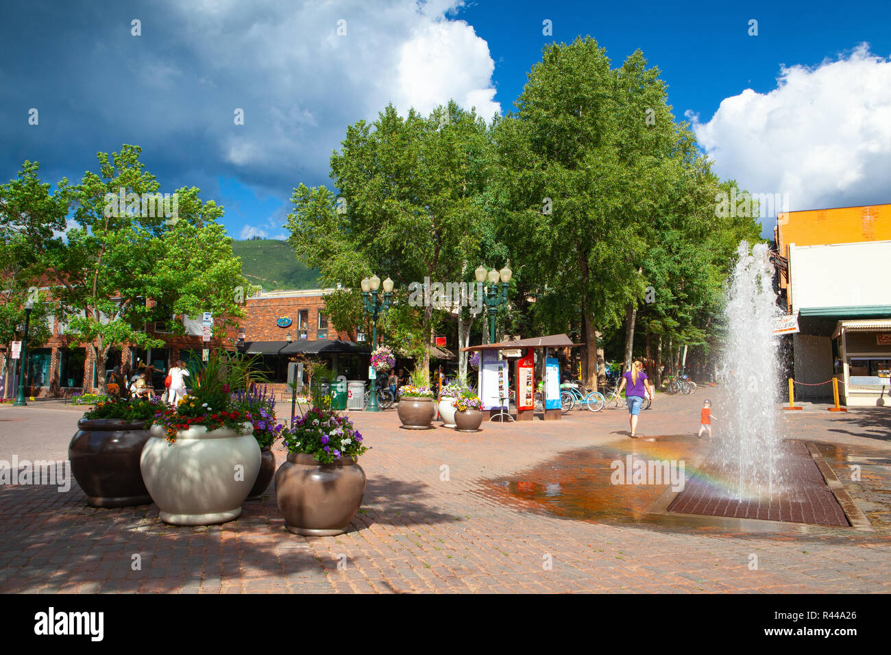 Aspen,USA - Juillet 17,2013 : dans la rue à Aspen. Aspen, dans les Montagnes Rocheuses du Colorado, est une station de ville et destination à longueur d'année pour une re Banque D'Images