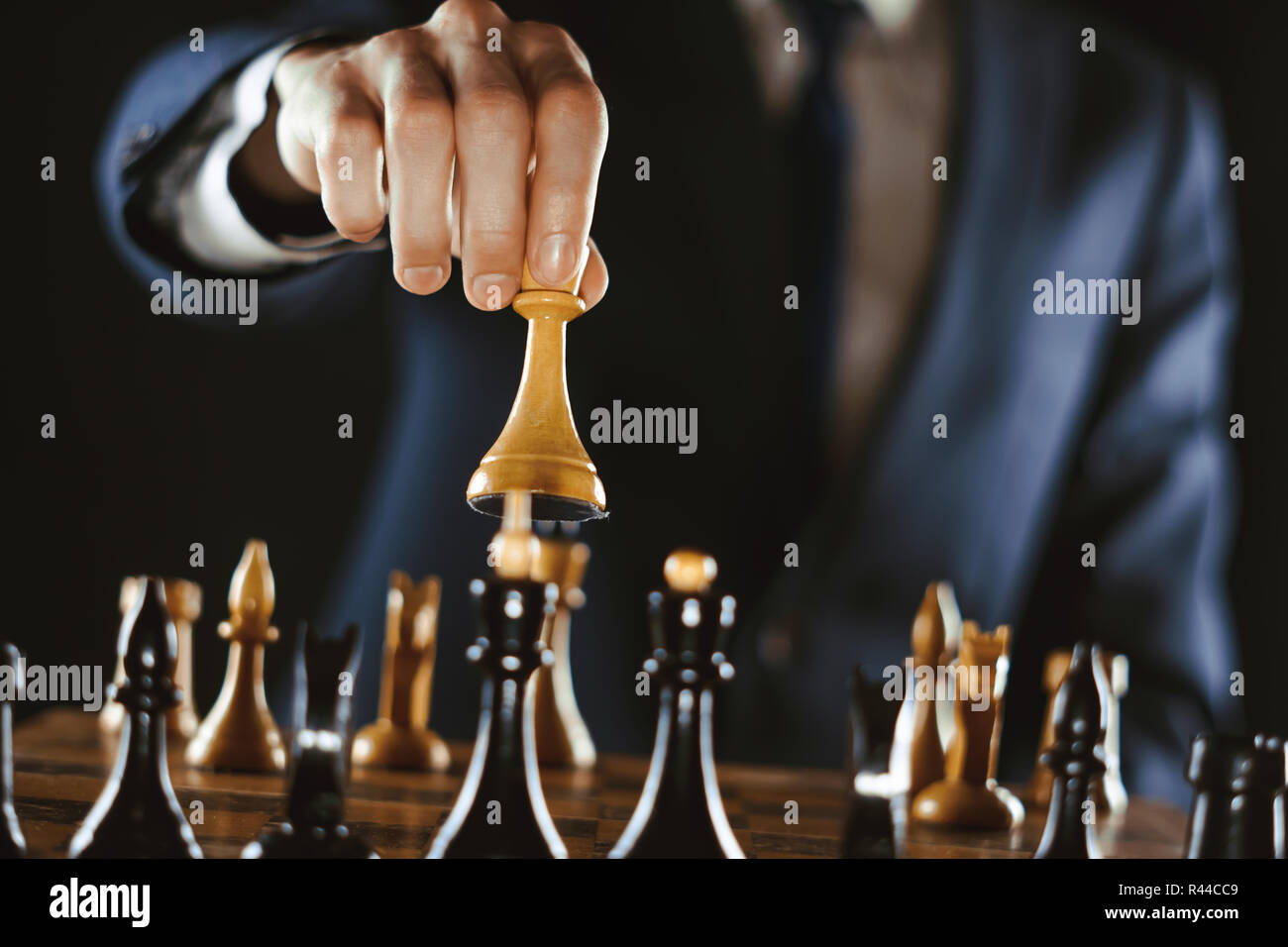 De la main du roi blanc pièce échecs su jouer aux échecs, Banque D'Images