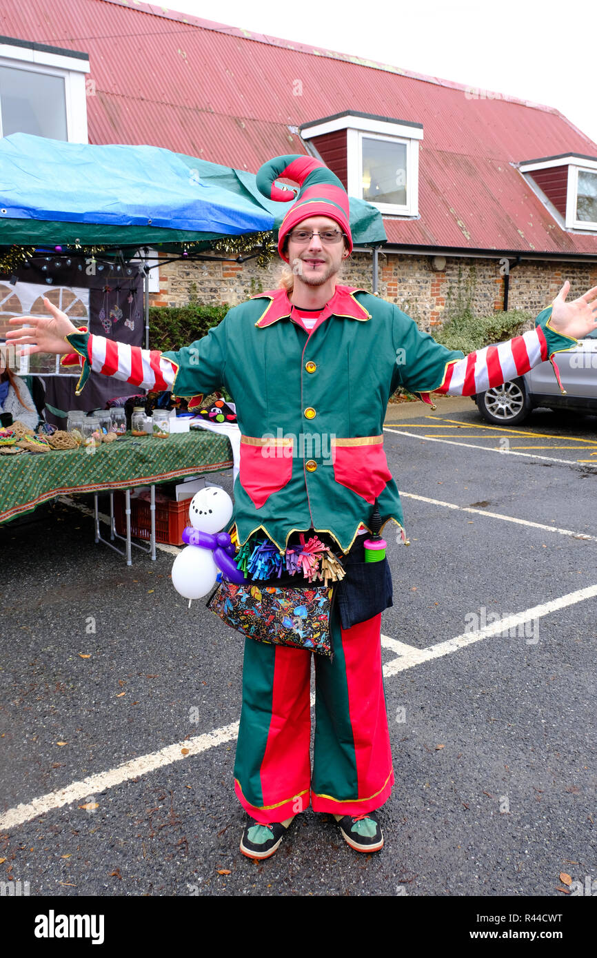 Jeune homme habillé comme un Joker et artiste de rue dans le cadre de village East Preston's festival de Noël Banque D'Images