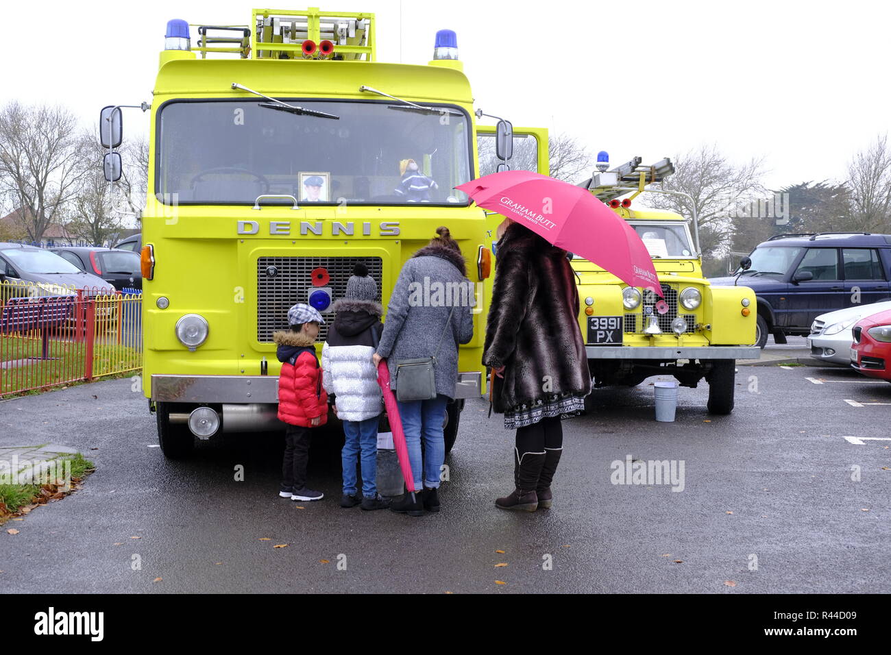 Family jaune entièrement restauré, West Sussex 1971 Watertender DJ Dennis Bain fire engine avec West Sussex Land Rover fire appliance dans le b Banque D'Images