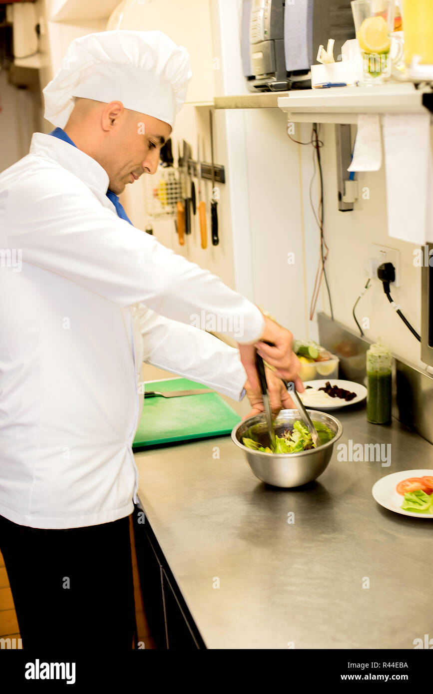 Male chef occupé à donner une touche finale à la fiche recette Banque D'Images