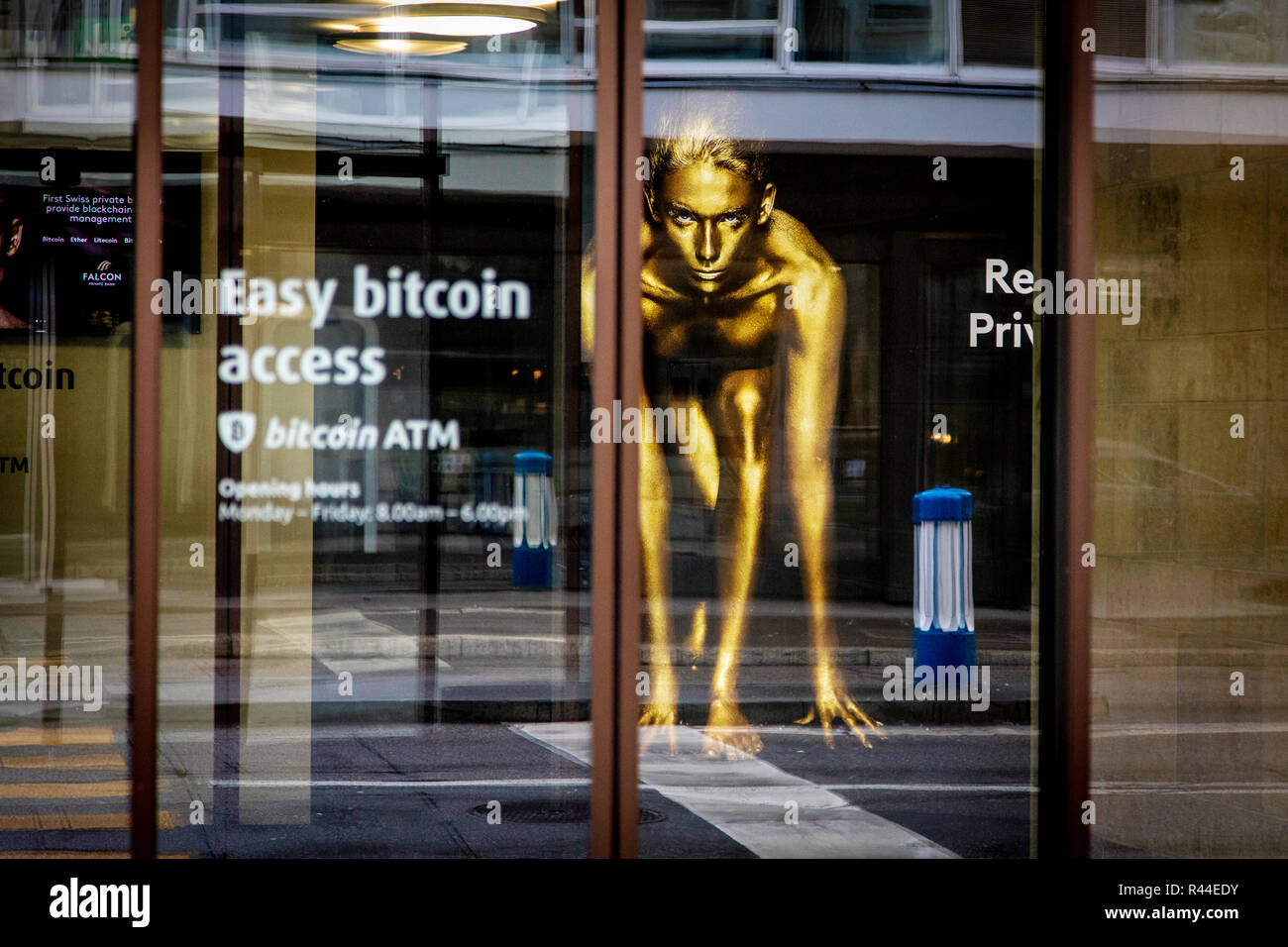 Un guichet automatique bitcoin à la société de monnaie Falcon crypto de  Zurich. Zurich est de loin la plus grande ville de Suisse, avec une  population de près de 1.83 millions dans