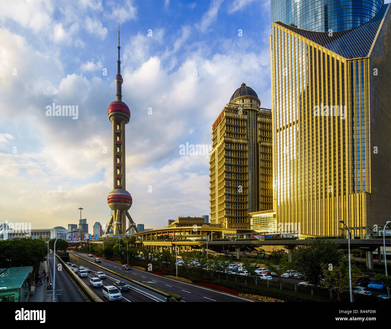 Oriental Pearl Tower de Radio et Télévision de la gratte-ciel Cityscape Shanghai China. Banque D'Images