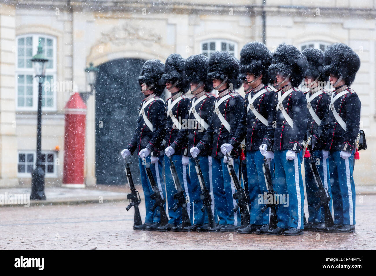 Les gardiens de la vie royale devant le Palais d'Amalienborg lors d'une tempête de neige, Copenhague, Danemark Banque D'Images