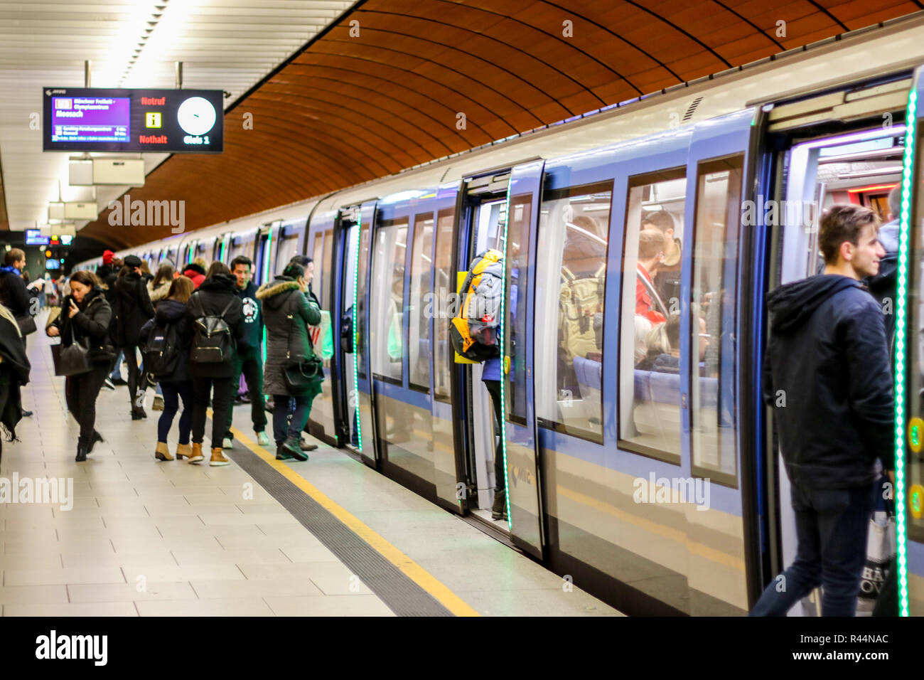 La station de U-bahn Marienplatz, Munich, Allemagne, la plate-forme, les navetteurs passagers de descendre de l'heure de pointe, concept, métro, transports publics modernes Banque D'Images