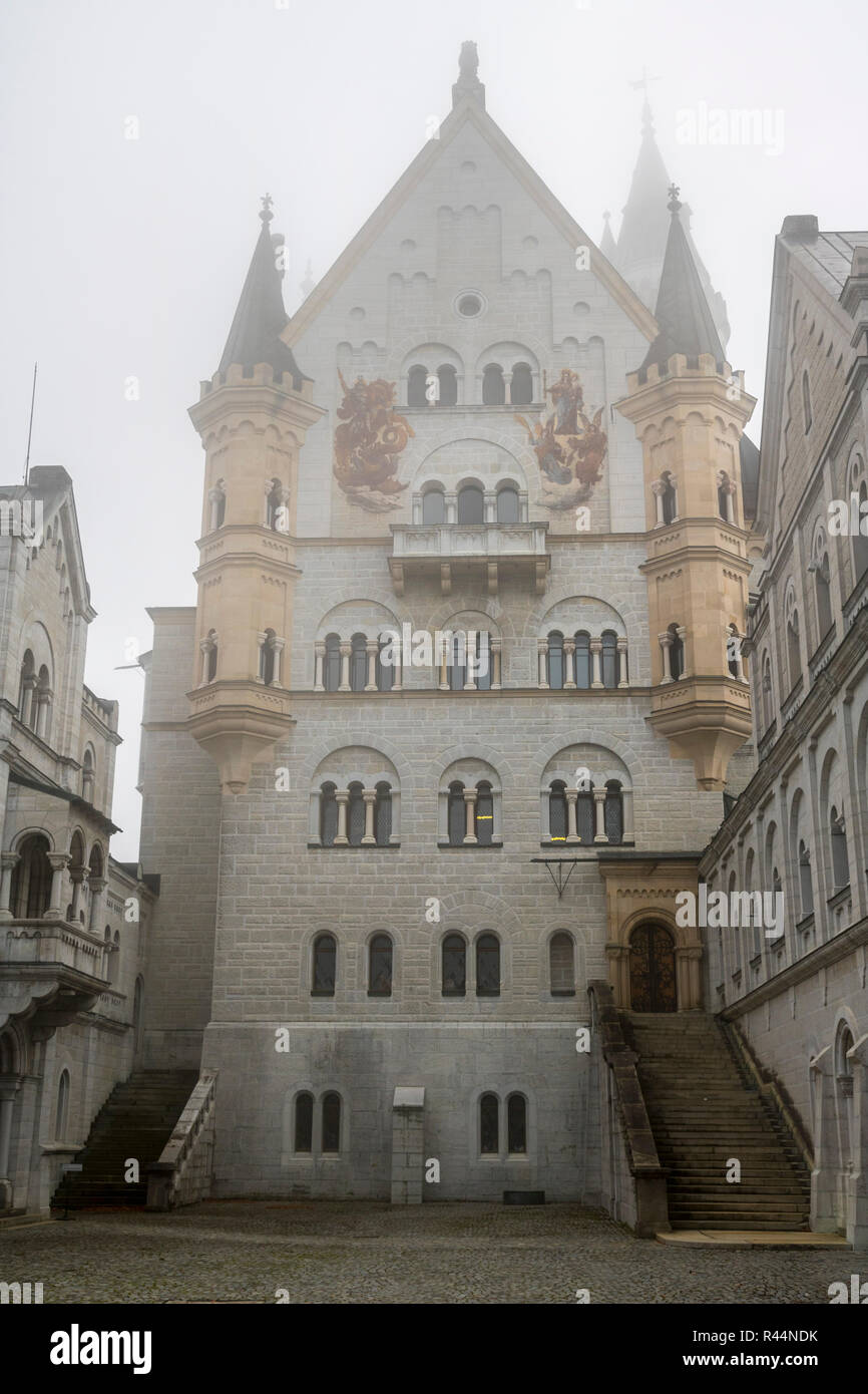 Château de Neuschwanstein,bâtiments Tower dans la cour du château, près de Füssen, Fussen, Ostallgaeu, Allgaeu, Bavaria, Germany, Europe Banque D'Images