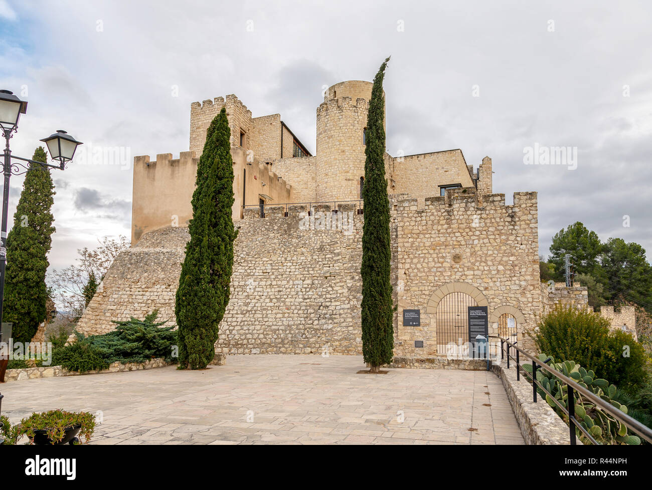 Au château de Castellet i la Gornal lake. Catalogne Banque D'Images