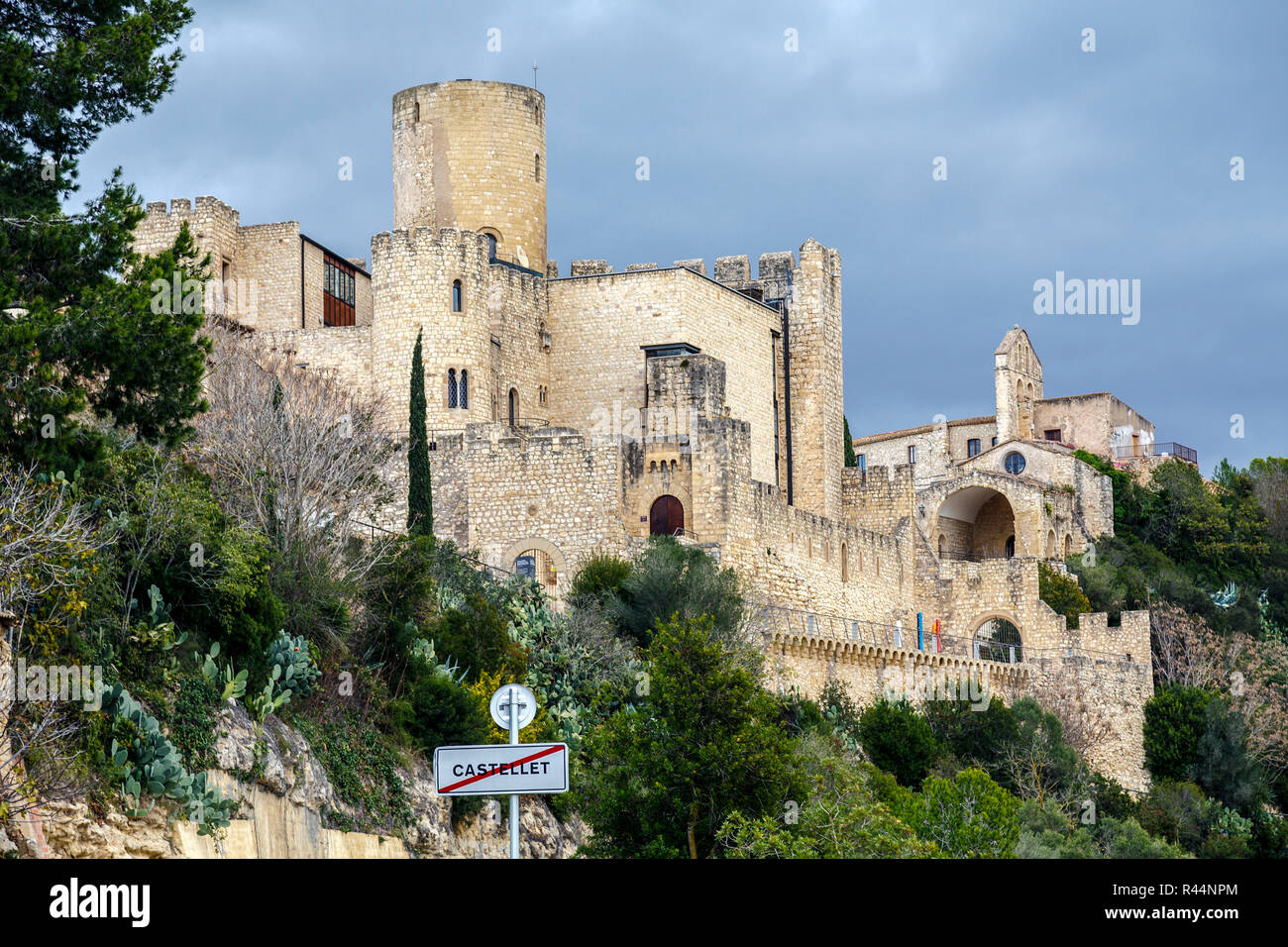 Au château de Castellet i la Gornal lake. Catalogne Banque D'Images