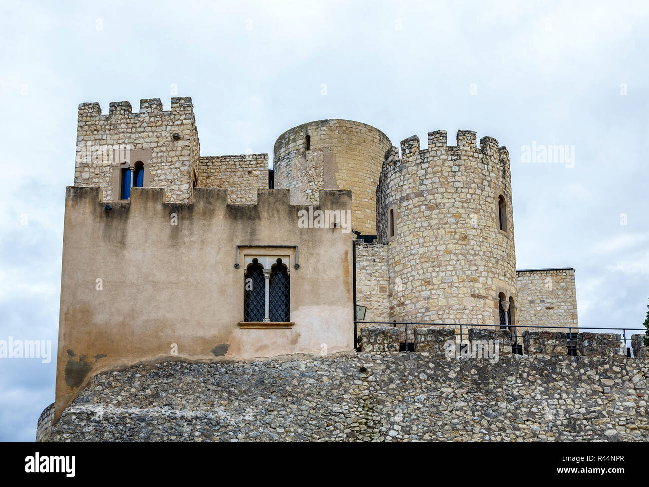 Au château de Castellet i la Gornal lake. Catalogne Banque D'Images