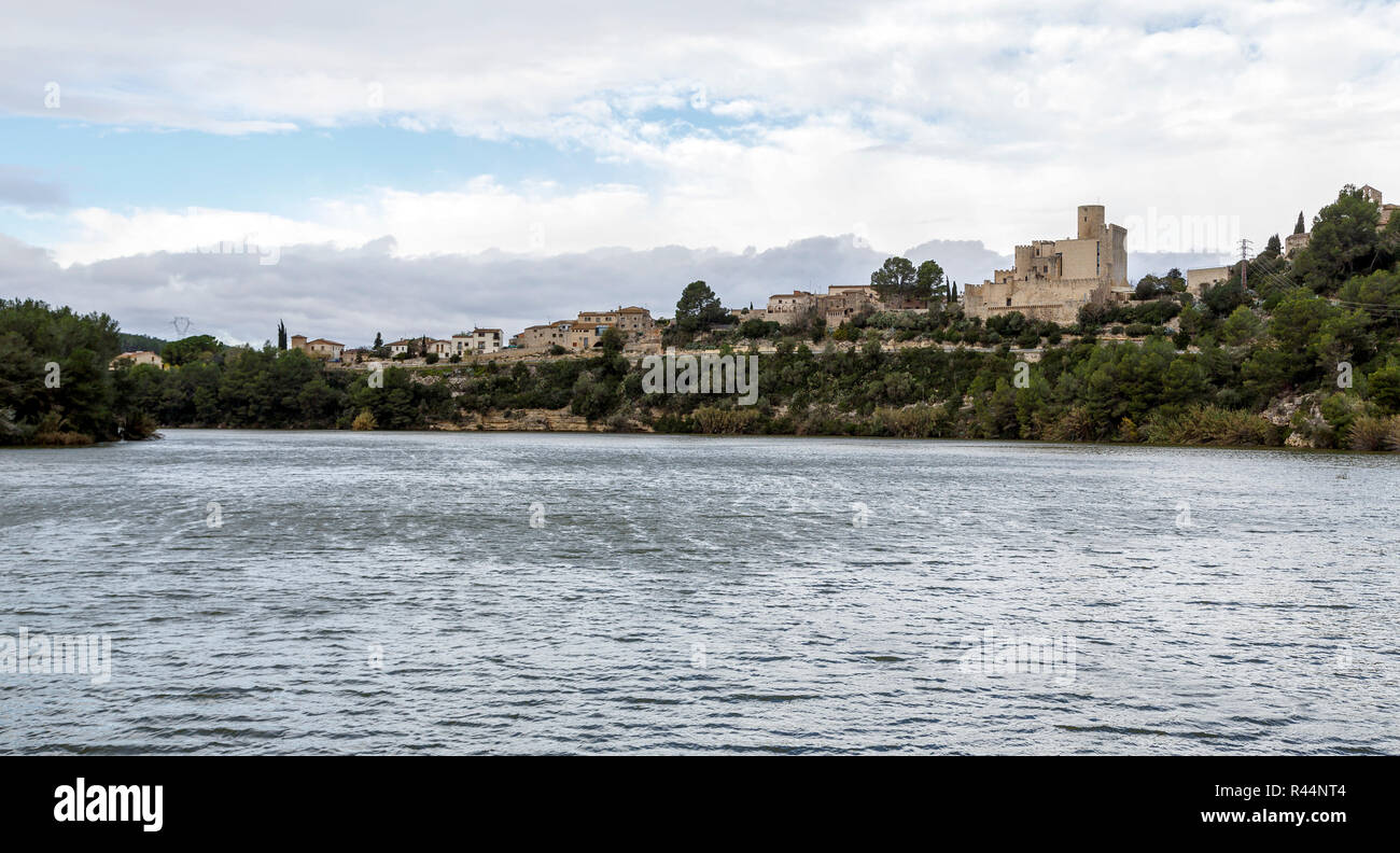 Au château de Castellet i la Gornal lake. Catalogne Banque D'Images