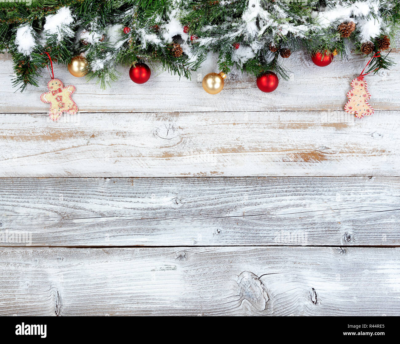 Evergreen Noël avec d'autres branches de décorations de vacances rustique en bois blanc Banque D'Images